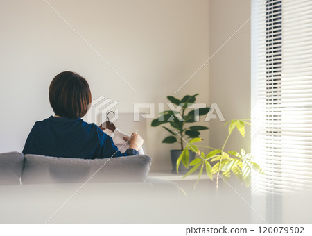 一個穿白襯衫的女人 120079502