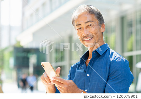 Senior men who operate smartphones Senior men who operate smartphones 120079901