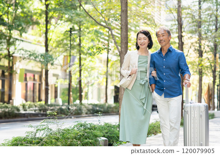 Senior couple traveling Senior couple traveling 120079905