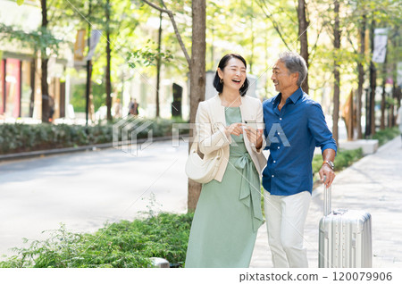 Senior couple traveling Senior couple traveling 120079906