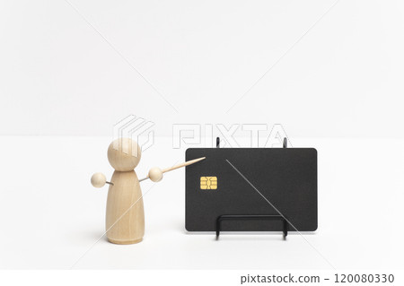 釘娃娃指著信用卡 釘娃娃指著信用卡 120080330