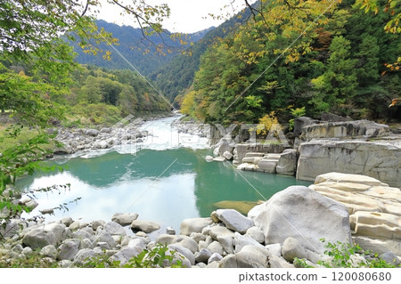 睡覺的床 120080680