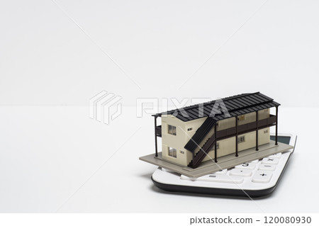 計算器和兩層公寓的模型 計算器和兩層公寓的模型 120080930