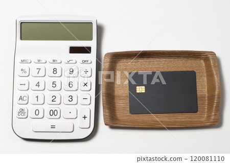 使用計算器和信用卡付款的圖像 使用計算器和信用卡付款的圖像 120081110