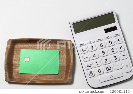 使用計算器和信用卡付款的圖像 120081113