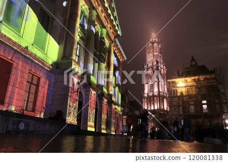 雨夜從荷蘭烏特勒支市中心看到的大教堂（Domkerk） 120081338