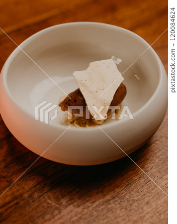 modern presentation of food in catering establishments 120084624