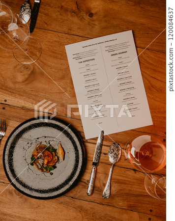 modern presentation of food in catering establishments 120084637
