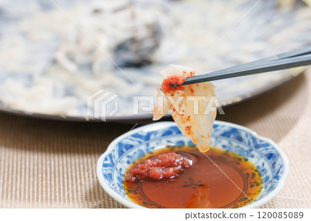 Fugu sashimi (with maple leaf radish and ponzu sauce) 120085089