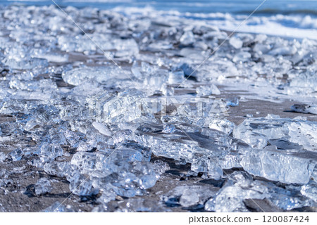 Jewelry ice washed up on the winter coast of Hokkaido 120087424