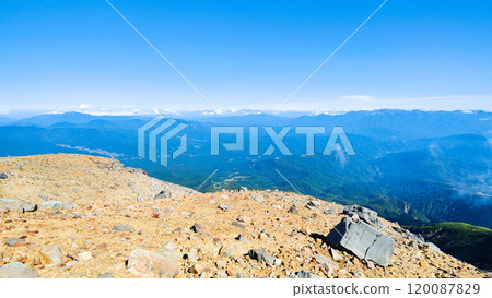 秋季登山禦嶽山:從登山道眺望中央阿爾卑斯山和八岳 秋季登山禦嶽山:從登山道眺望中央阿爾卑斯山和八岳 120087829