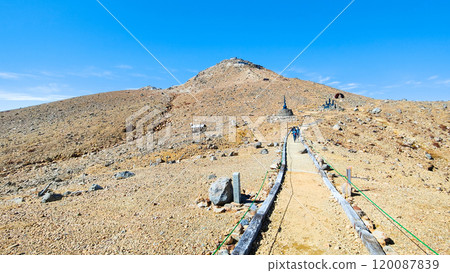 Climbing Mt. Ontake in autumn: Otaki summit to Kengamine (Hatcho Darumi) 120087839