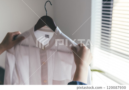掛衣服的女人 120087930