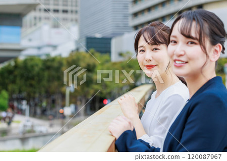 辦公區的女商人 120087967