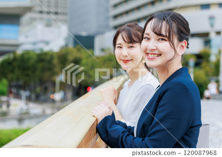 辦公區的女商人 120087968