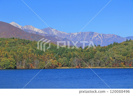 Lake Aoki and the Hakuba Sanzan mountains in autumn 120088496
