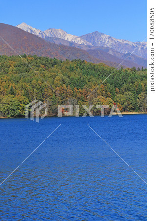 秋天的青木湖和白馬三山 120088505