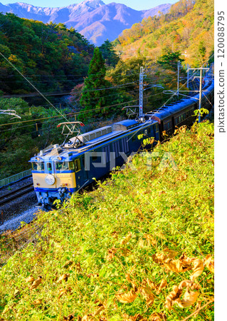 秋天的諏訪峽和電力機車(垂直) 秋天的諏訪峽和電力機車(垂直) 120088795