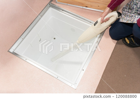 Clean the underfloor storage with a cordless vacuum cleaner 120088800