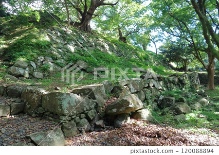Ruins of Honmaru old stone walls existing at the site of Nagoya Castle (Karatsu City, Saga Prefecture) Ruins of Honmaru old stone walls existing at the site of Nagoya Castle (Karatsu City, Saga Prefecture) 120088894