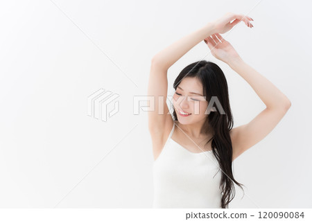 美麗的年輕女子伸展上半身 美麗的年輕女子伸展上半身 120090084