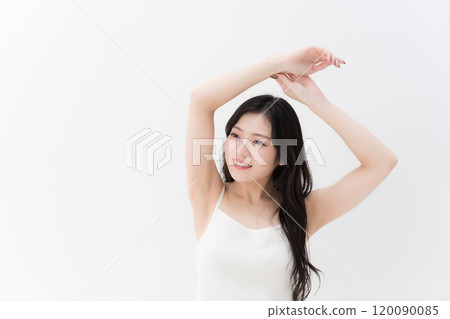 美麗的年輕女子伸展上半身 120090085