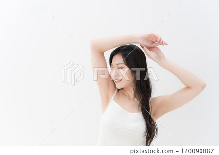美麗的年輕女子伸展上半身 120090087