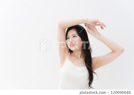 美麗的年輕女子伸展上半身 120090088