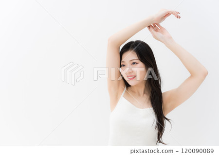 美麗的年輕女子伸展上半身 120090089