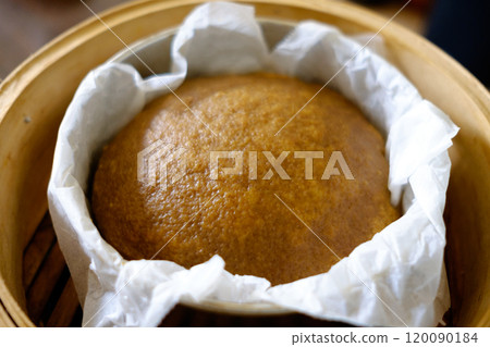 手工製作的麻辣燙放在蒸籠裡蒸 120090184