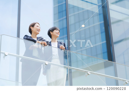 兩名婦女在辦公大樓前微笑 120090228