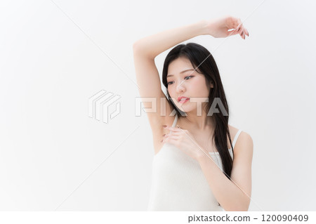 除毛/美觀 關心腋窩的年輕女性 上半身 除毛/美觀 關心腋窩的年輕女性 上半身 120090409