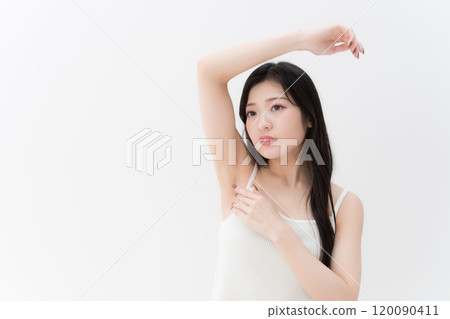 除毛/美觀 關心腋窩的年輕女性 上半身 120090411