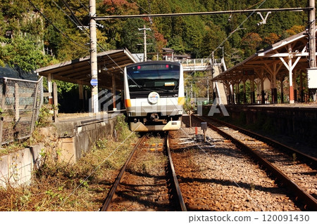 青梅方向列車在青梅線鳩之巢站停靠(2) 青梅方向列車在青梅線鳩之巢站停靠(2) 120091430