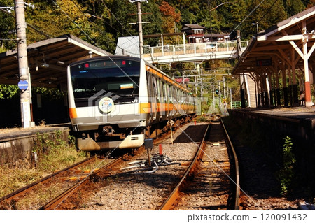 A train bound for Ome departing from Hatonosu Station on the Ome Line (1) A train bound for Ome departing from Hatonosu Station on the Ome Line (1) 120091432