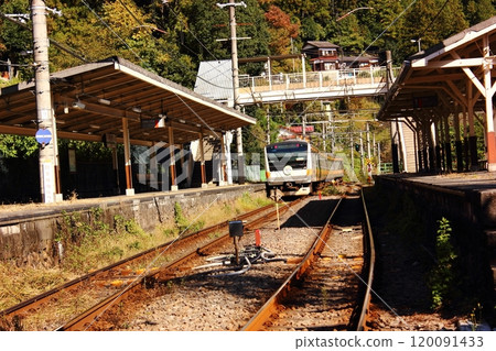 A train bound for Ome departing from Hatonosu Station on the Ome Line (2) 120091433