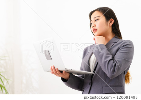 使用筆記本電腦的年輕女性商業形象 120091493