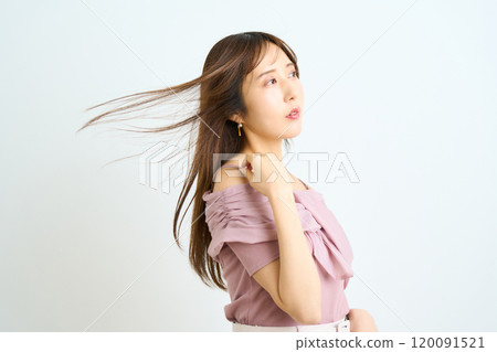 Fashion portrait of a young Japanese woman 120091521