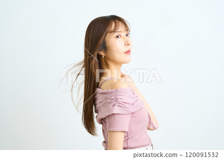 一位年輕日本女性的時尚肖像 120091532