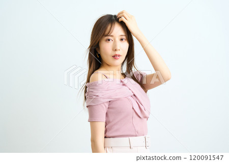 Fashion portrait of a young Japanese woman 120091547