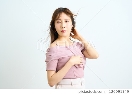 Fashion portrait of a young Japanese woman 120091549