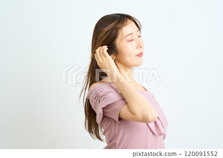 Fashion portrait of a young Japanese woman 120091552