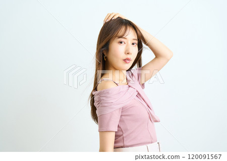 一位年輕日本女性的時尚肖像 120091567