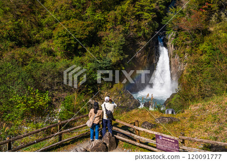 [Shizuoka Prefecture] Okusu, Umegashima - Tourists watching a rainbow appear at Akamizu Falls 120091777