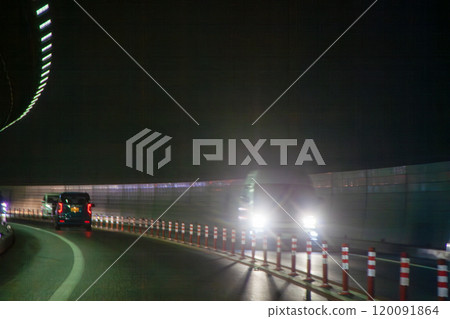 Reflection of oncoming headlights (in a tunnel) Reflection of oncoming headlights (in a tunnel) 120091864