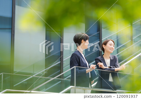 兩個女人在辦公室前微笑 兩個女人在辦公室前微笑 120091937