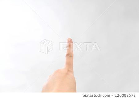 有人在白色背景前舉起食指的圖像 有人在白色背景前舉起食指的圖像 120092572
