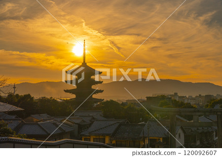 落日的天空和八坂塔 120092607