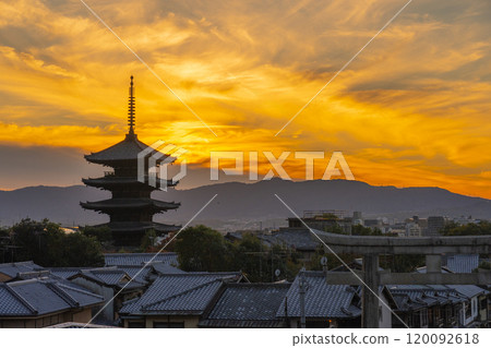 落日的天空和八坂塔 落日的天空和八坂塔 120092618