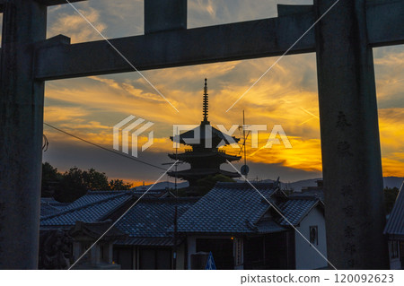 從紅山護國神社鳥居看到的夕陽天空與八坂塔 從紅山護國神社鳥居看到的夕陽天空與八坂塔 120092623